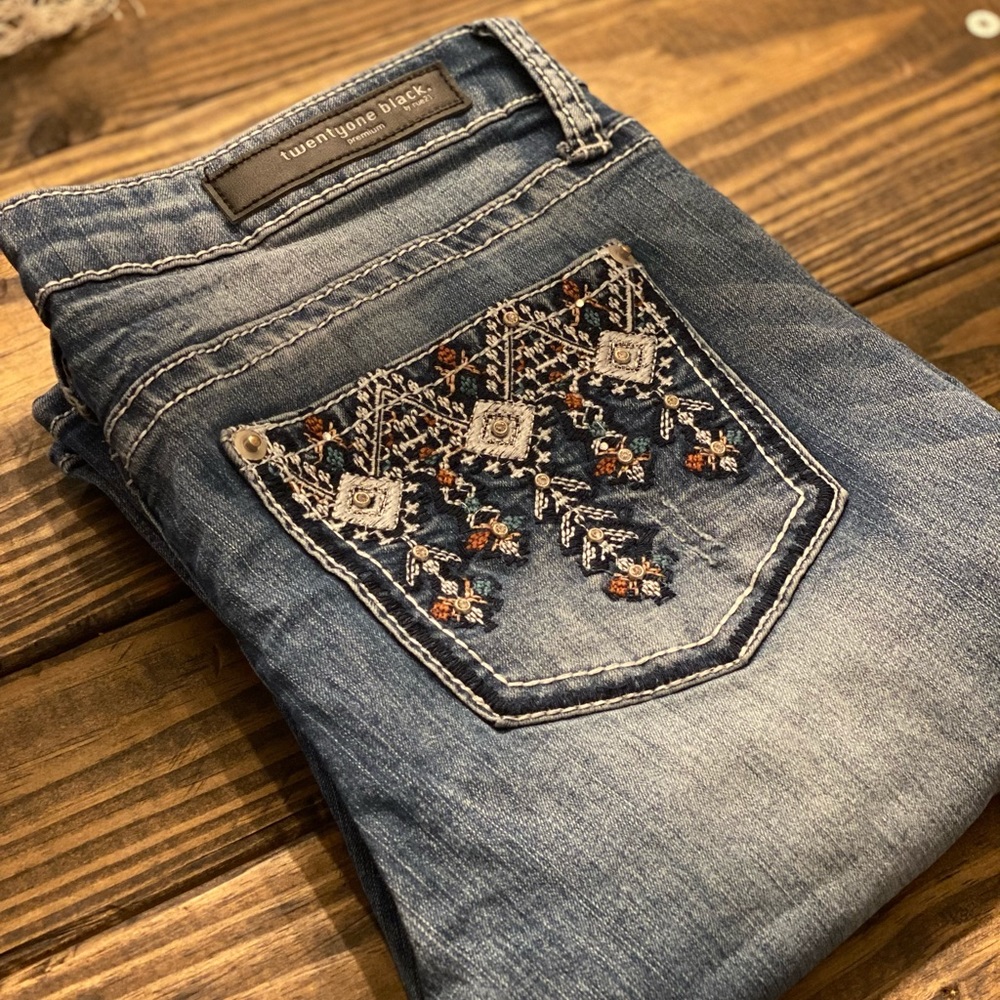 Mid-rise boot jeans